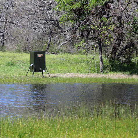 DF425AL: Texas Hunter 250 lb. Lake & Pond  Directional Fish Feeder with Adjustable Legs